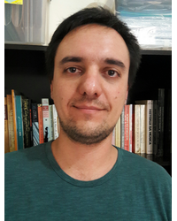 A figura mostra a imagem do professor Fernando Stanzione Galizia sob um fundo transparente. Um homem branco, de pele bronzeada, olhos castanhos, cabelos lisos e curtos de cor preta. Ele está sorrindo, mas sem abrir os lábios. Usa uma camiseta verde.