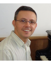 A figura mostra a imagem do professor Fred Siqueira Cavalcante sob um fundo transparente. Um homem branco, de pele clara, olhos castanhos, cabelos curtos e grisalhos. Ele está sorrindo. Está de camisa branca e de óculos.