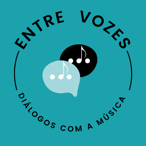 A imagem tem fundo de cor azul com o logotipo do projeto escrito em preto. Na parte superior está escrito em um círculo Entre Vozes. Na parte inferior do círculo, está escrito Diálogos com a música. No centro do círculo dois balões de diálogo um preto e um azul onde estão um ponto uma nota musical e um ponto.